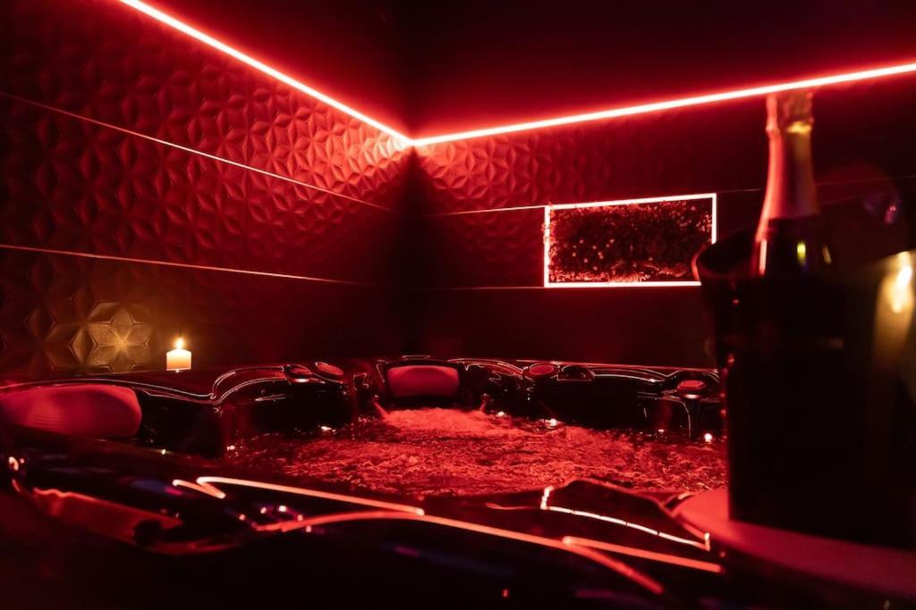 Loveroom O Diable Des Plaisirs Avec Jacuzzi Туркоан Екстериор снимка