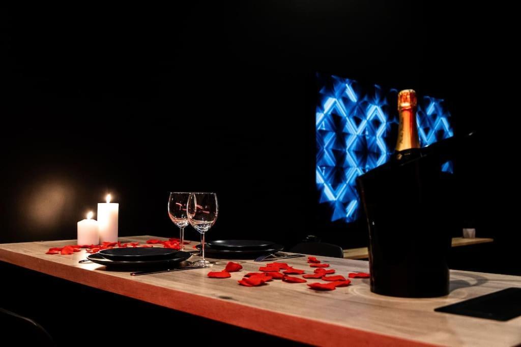 Loveroom O Diable Des Plaisirs Avec Jacuzzi Туркоан Екстериор снимка