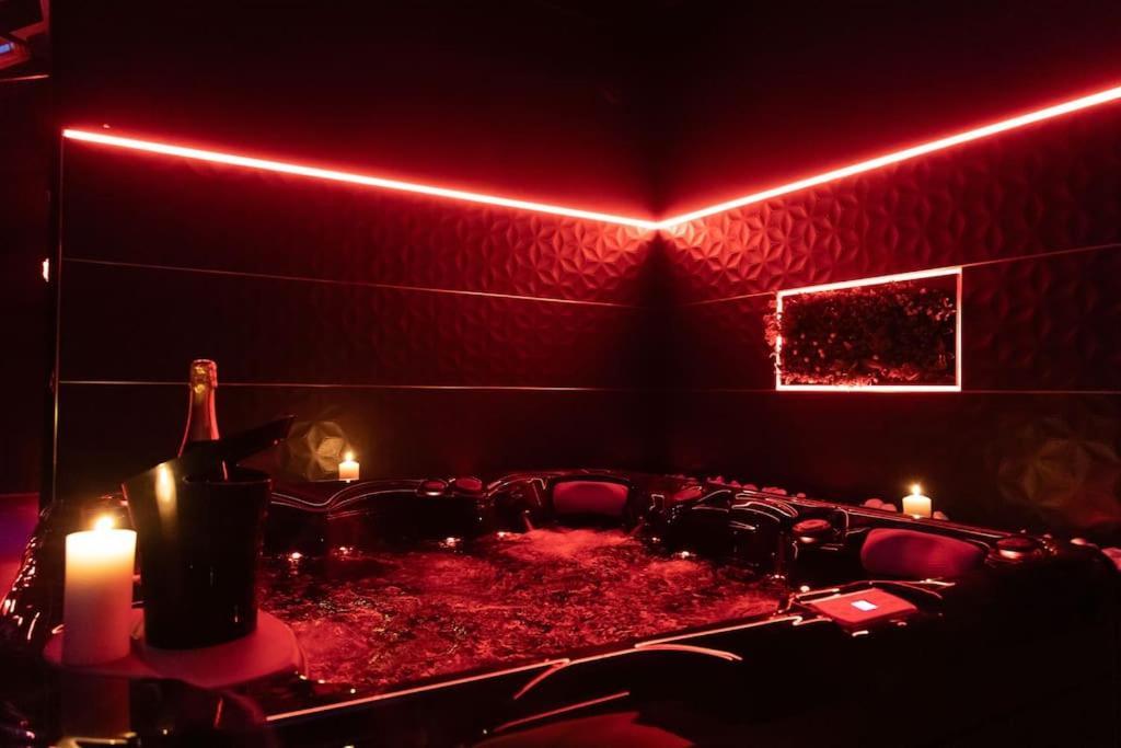 Loveroom O Diable Des Plaisirs Avec Jacuzzi Туркоан Екстериор снимка
