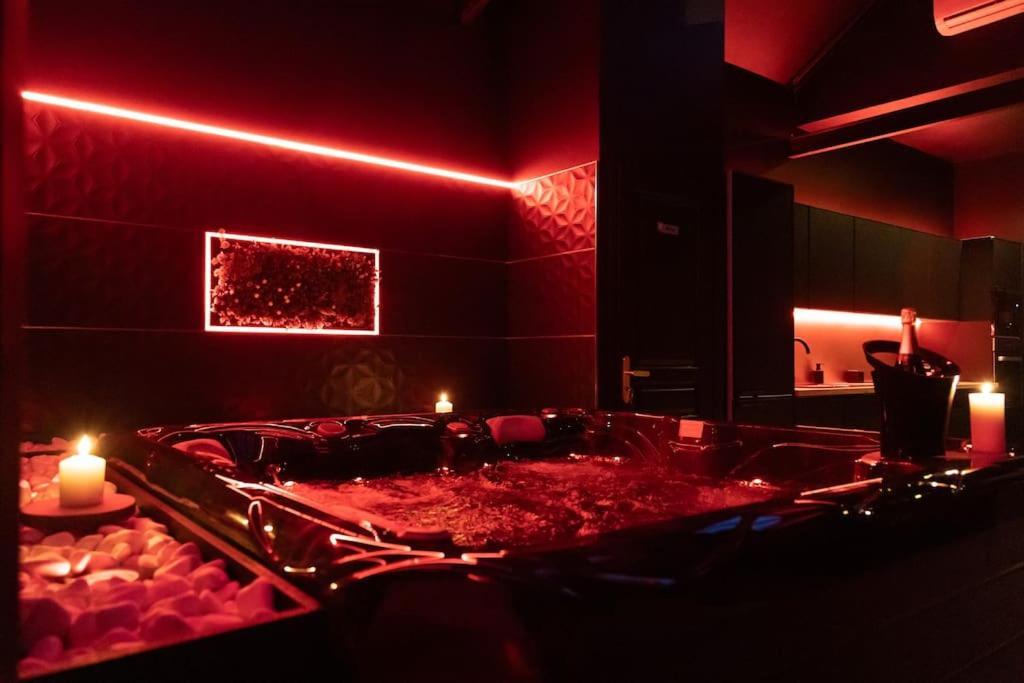 Loveroom O Diable Des Plaisirs Avec Jacuzzi Туркоан Екстериор снимка
